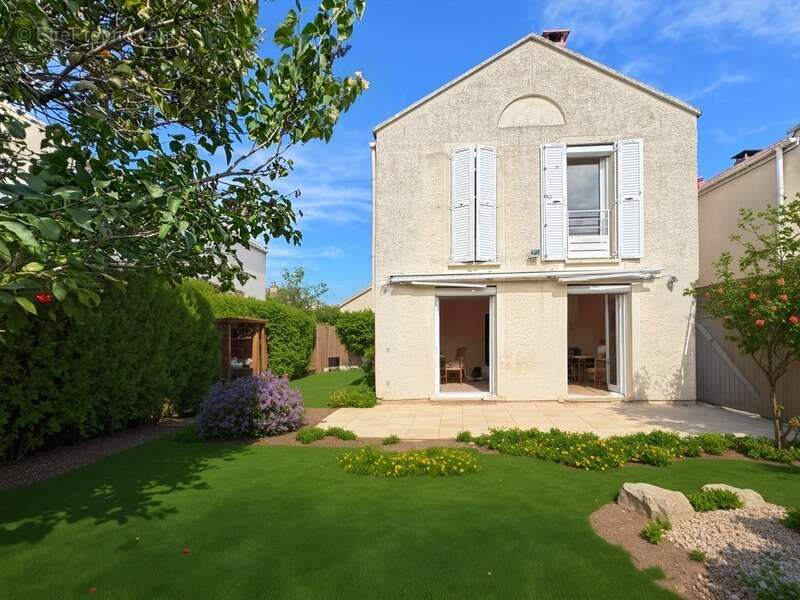 Maison à VOISINS-LE-BRETONNEUX