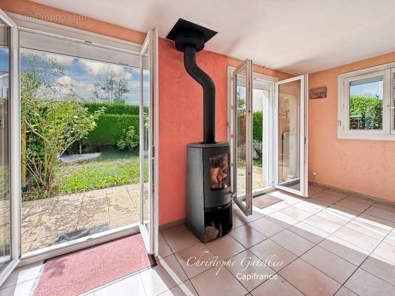 Maison à VOISINS-LE-BRETONNEUX