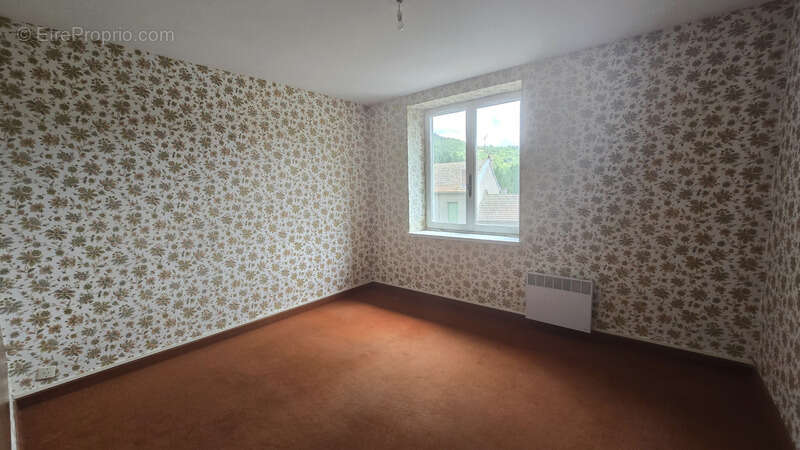 Maison à SAINT-JULIEN-LABROUSSE