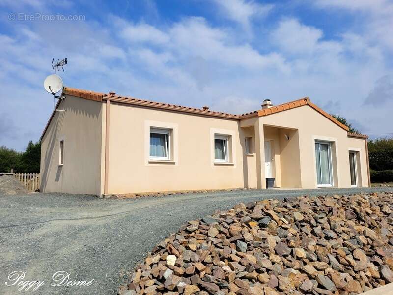 Maison à MONCOUTANT