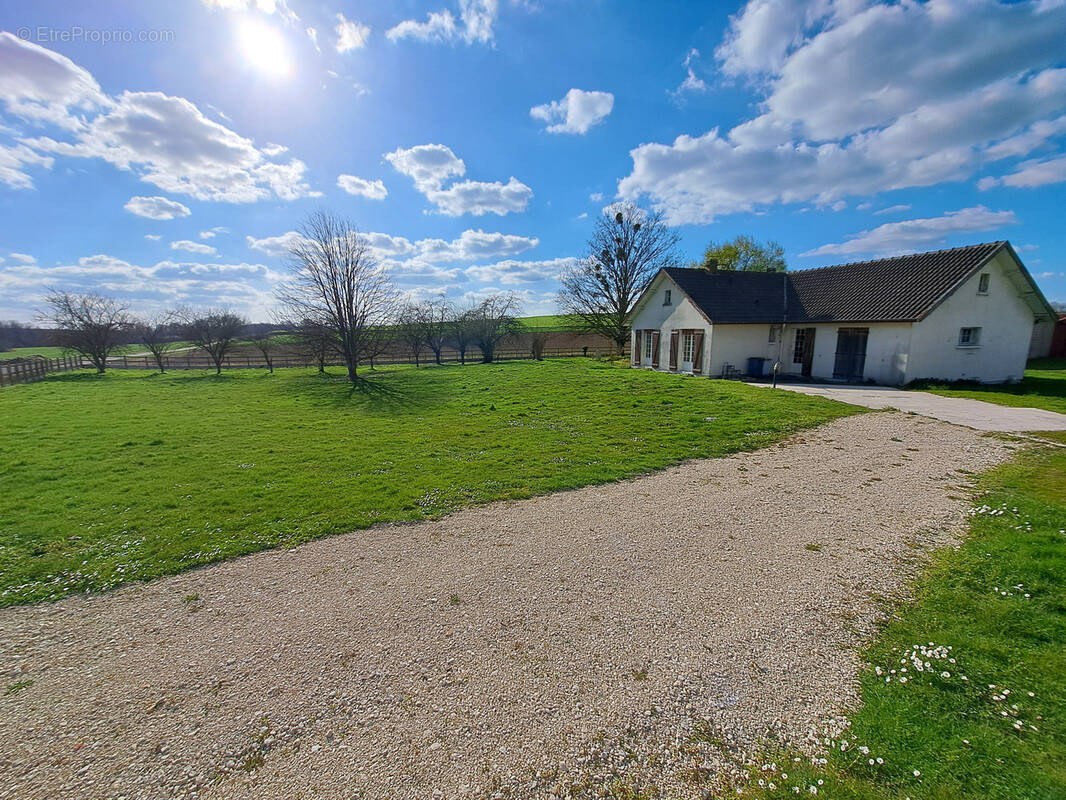 Maison à VILLENEUVE-L&#039;ARCHEVEQUE