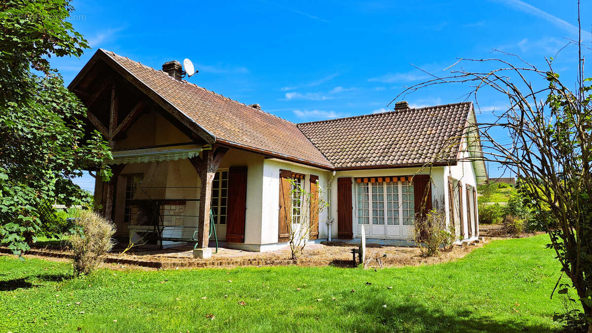 Maison à VILLENEUVE-L&#039;ARCHEVEQUE