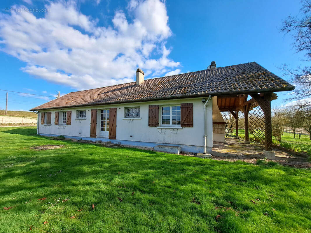 Maison à VILLENEUVE-L&#039;ARCHEVEQUE
