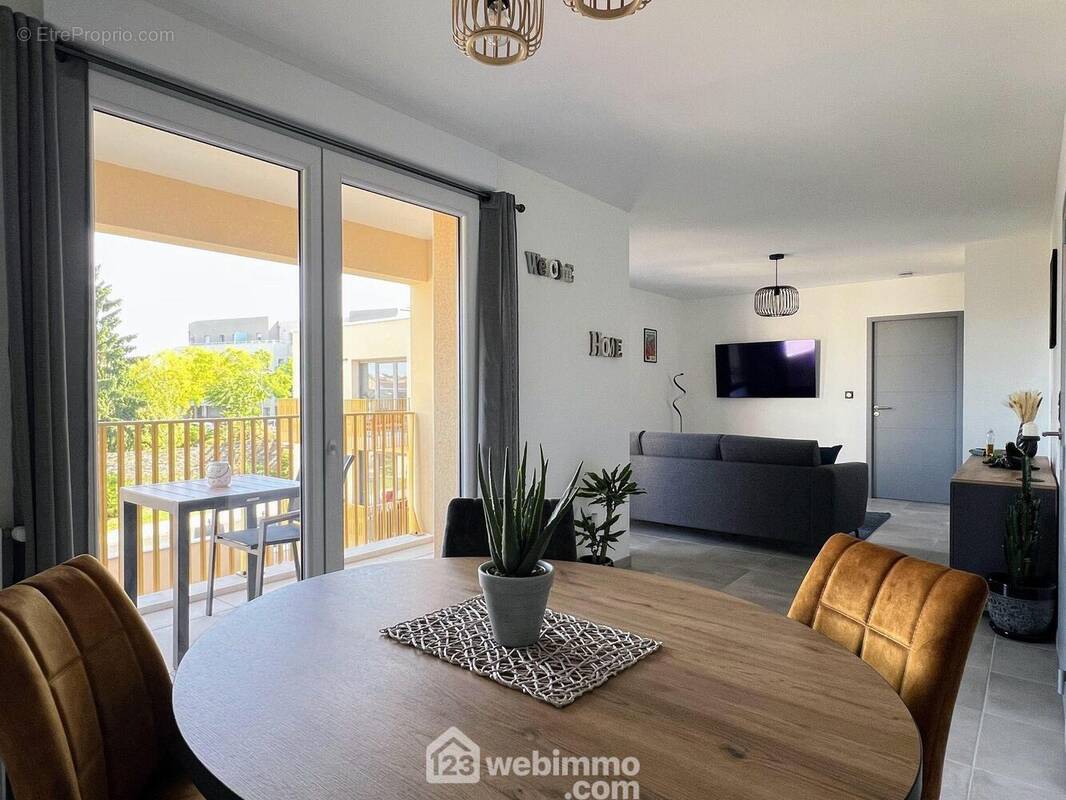 L&#039;appartement se compose d&#039;un ensemble salon séjour cuisine de 29 m²... - Appartement à LES PONTS-DE-CE