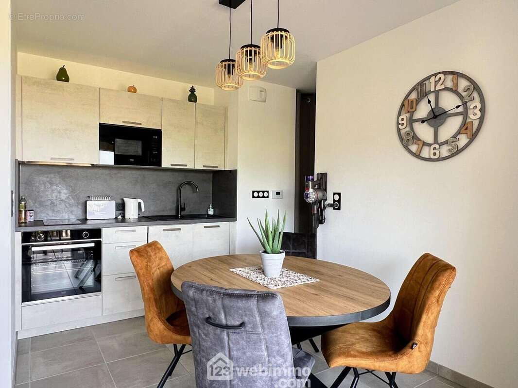 La cuisine ouverte entièrement aménagée et équipée... - Appartement à LES PONTS-DE-CE