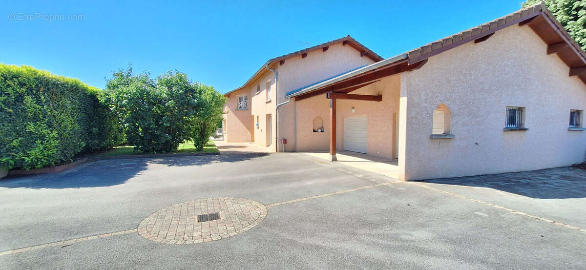 Maison à SAINT-DENIS-LES-BOURG