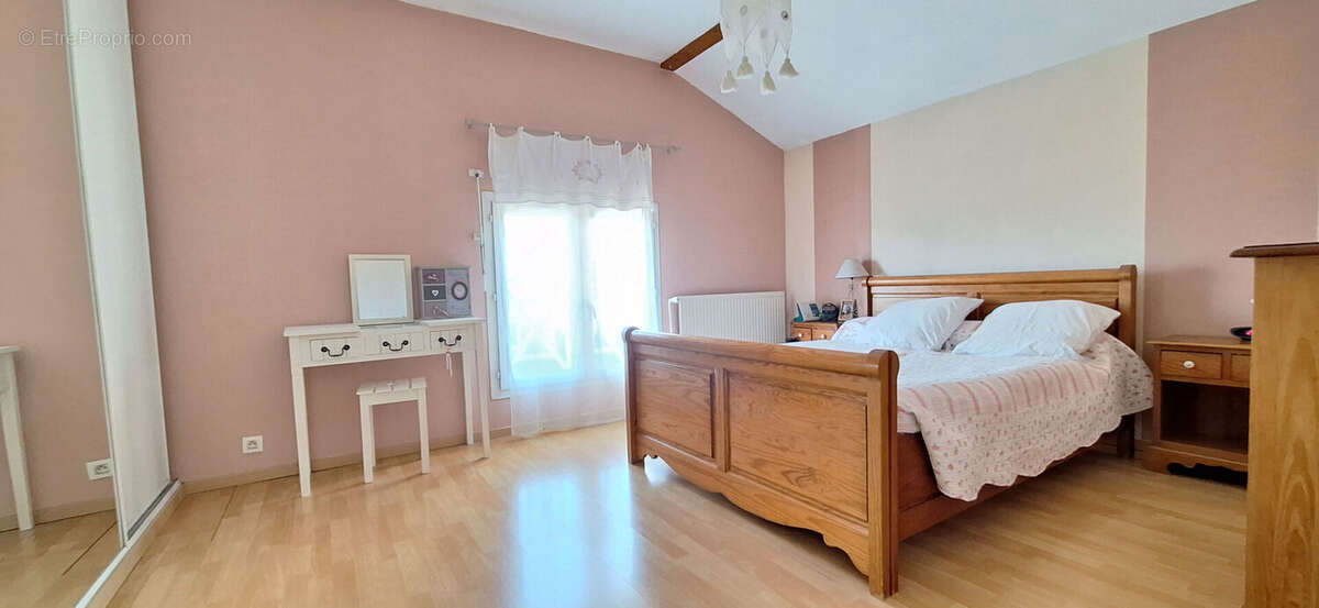 Maison à SAINT-DENIS-LES-BOURG