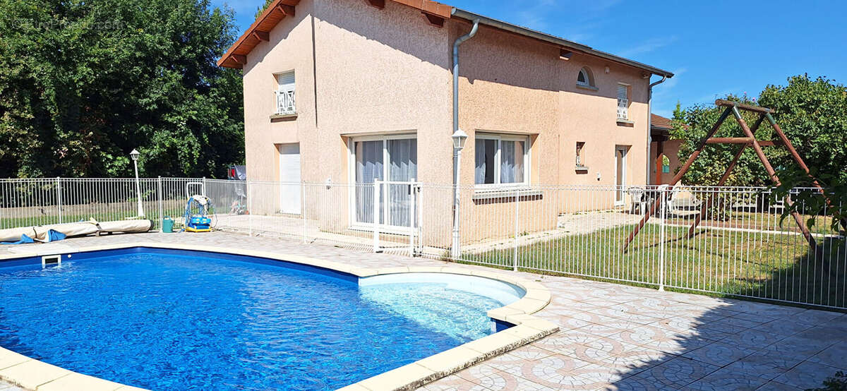 Maison à SAINT-DENIS-LES-BOURG