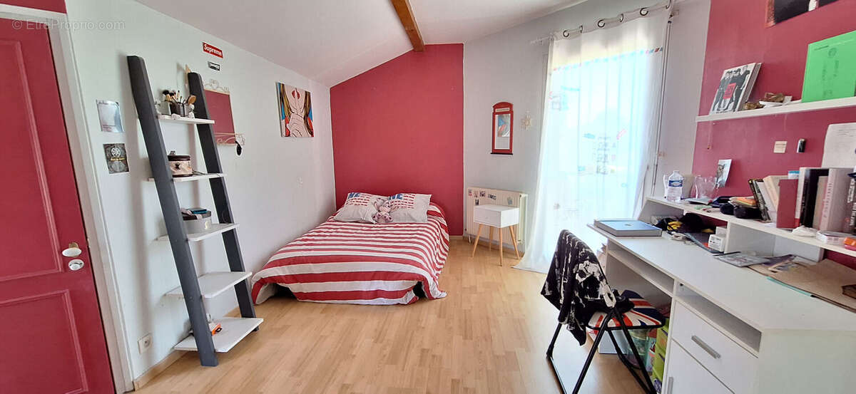 Maison à SAINT-DENIS-LES-BOURG