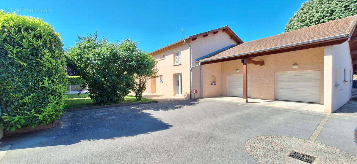 Maison à SAINT-DENIS-LES-BOURG