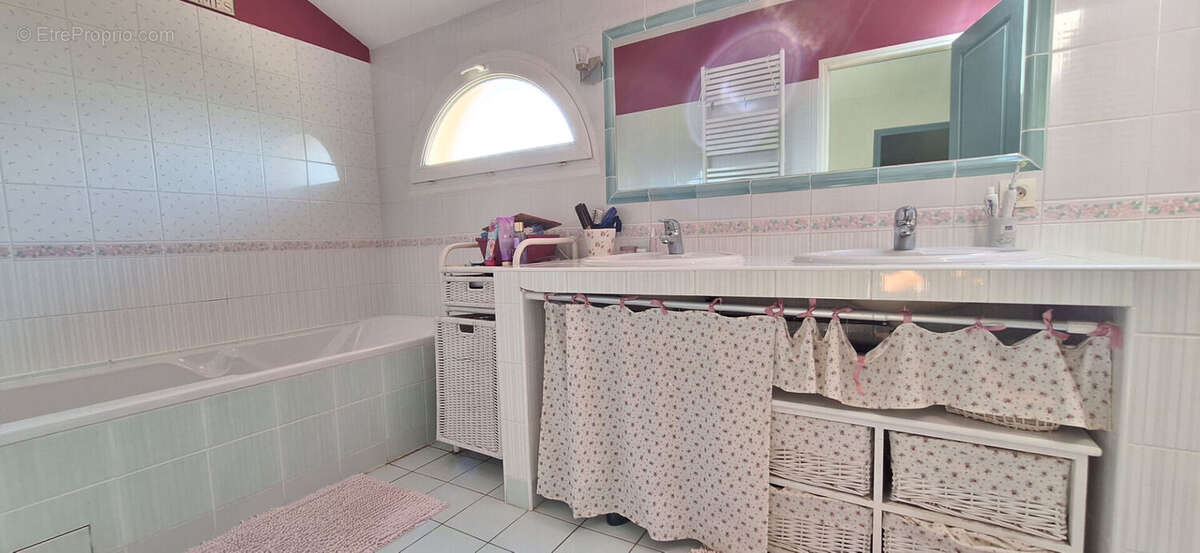 Maison à SAINT-DENIS-LES-BOURG