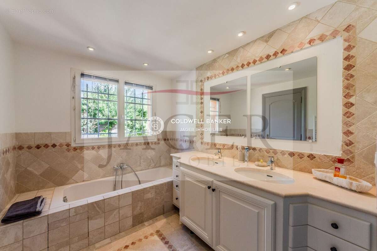 Maison à PLAN-DE-LA-TOUR