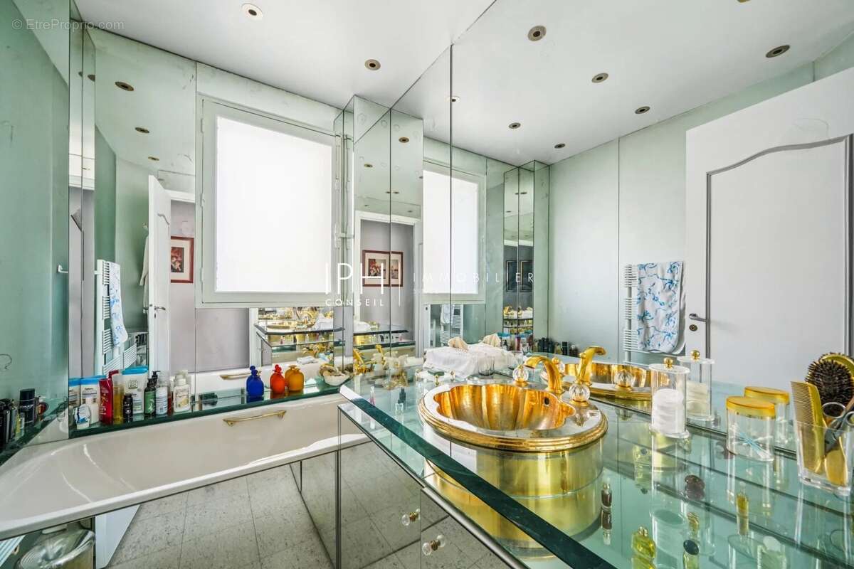 Appartement à NEUILLY-SUR-SEINE