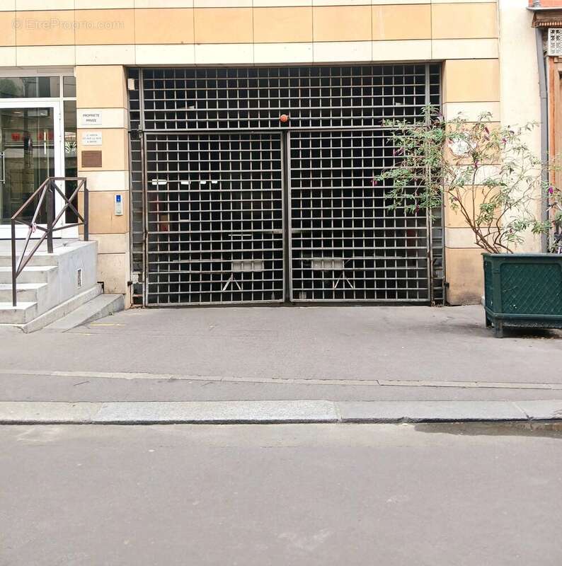 Parking à PARIS-3E