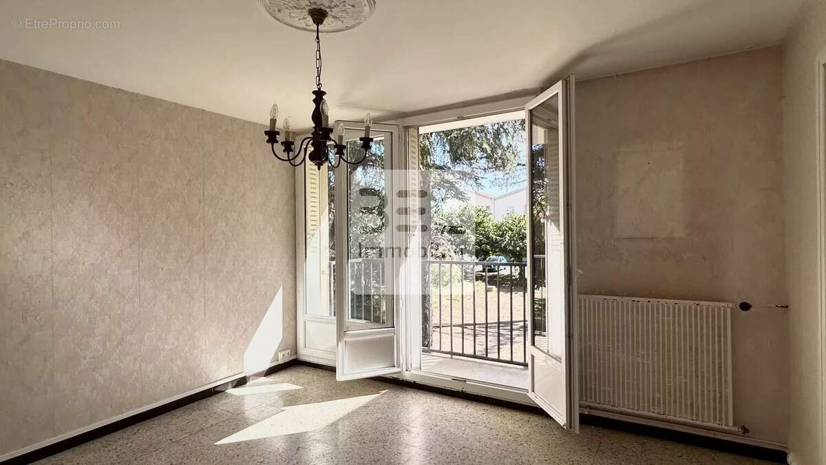 Appartement à BAGNOLS-SUR-CEZE