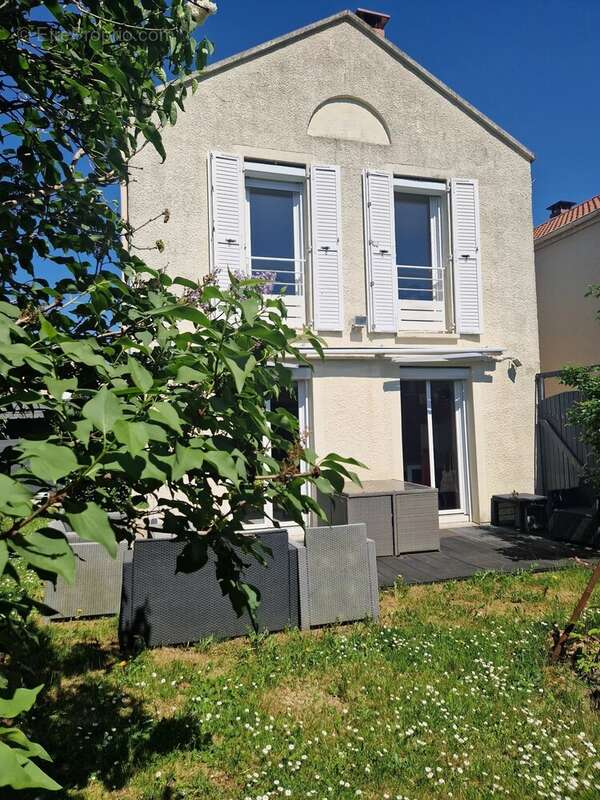 Maison à VOISINS-LE-BRETONNEUX