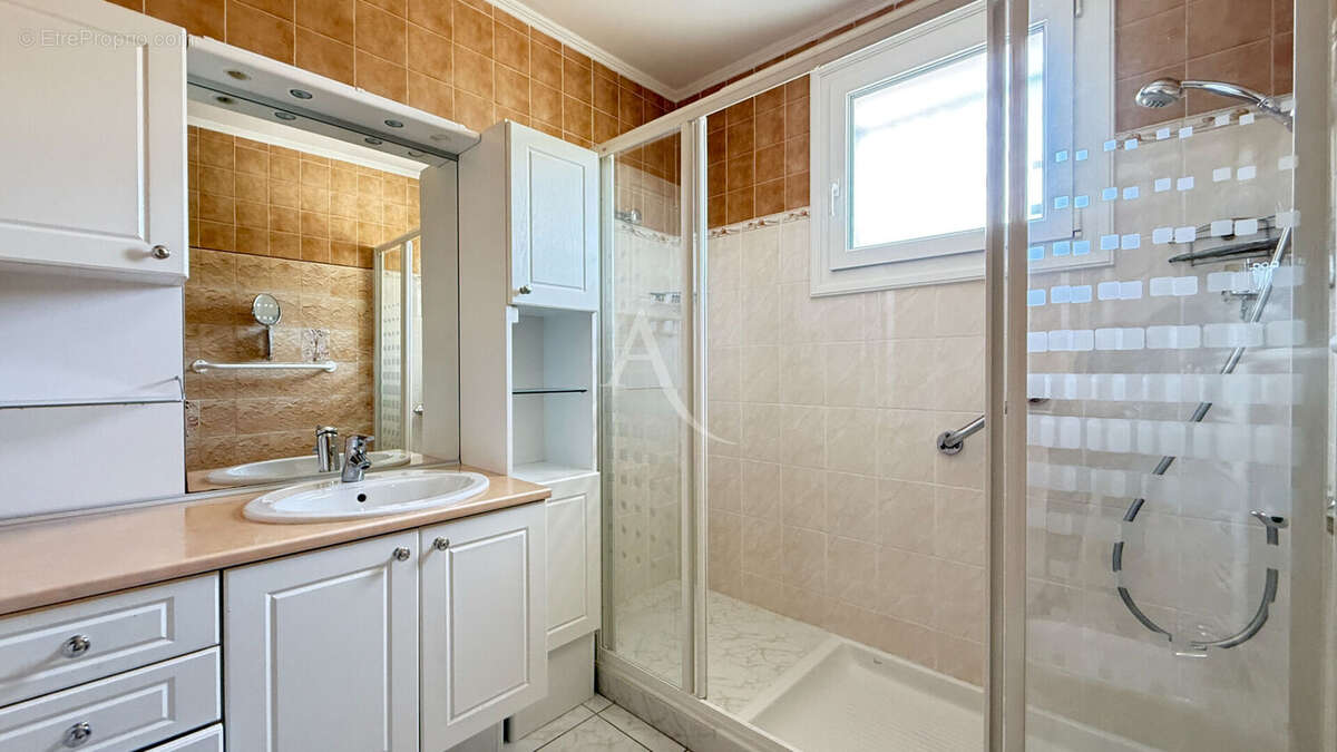 Maison à LA CHAIZE-LE-VICOMTE