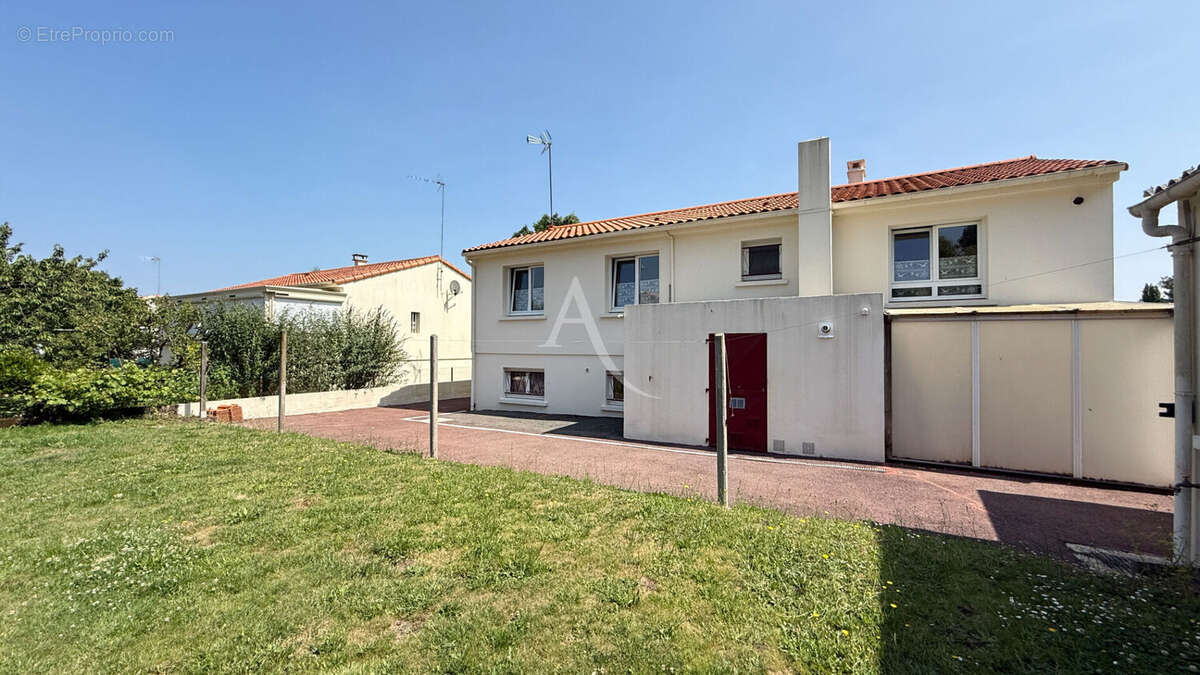 Maison à LA CHAIZE-LE-VICOMTE