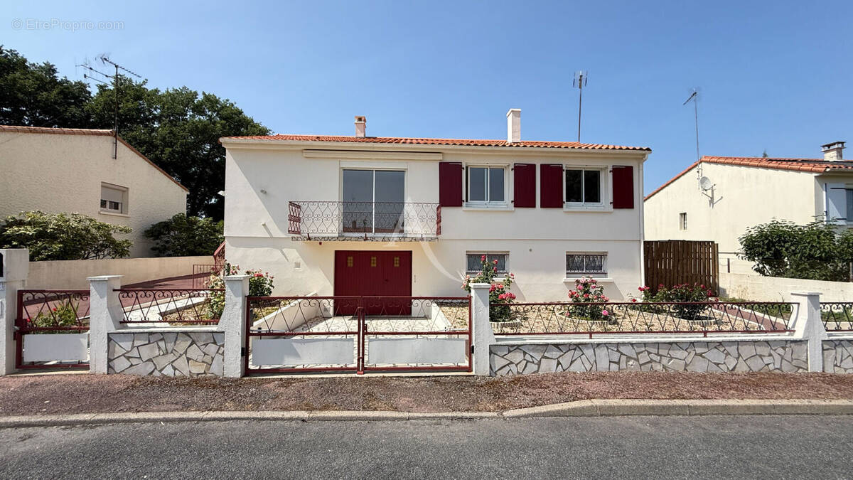 Maison à LA CHAIZE-LE-VICOMTE