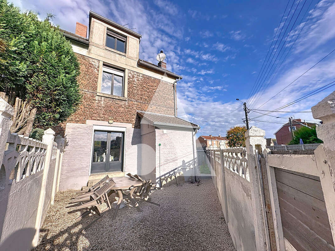 Maison à QUIEVRECHAIN