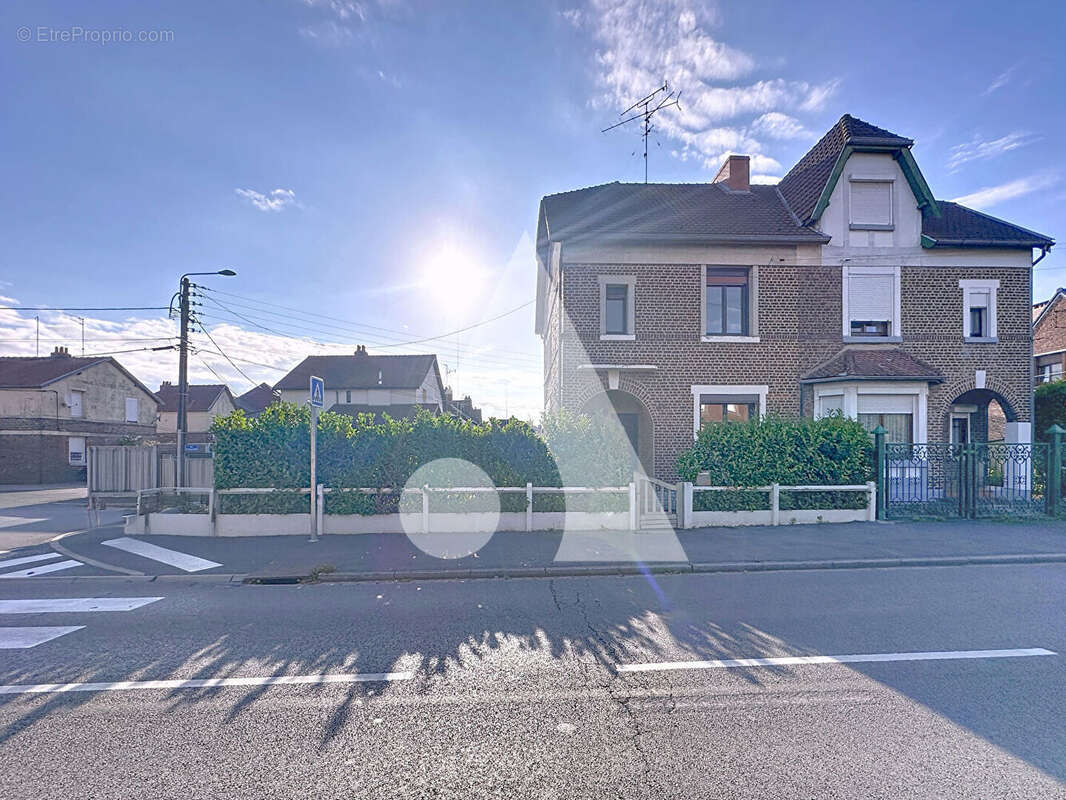 Maison à QUIEVRECHAIN