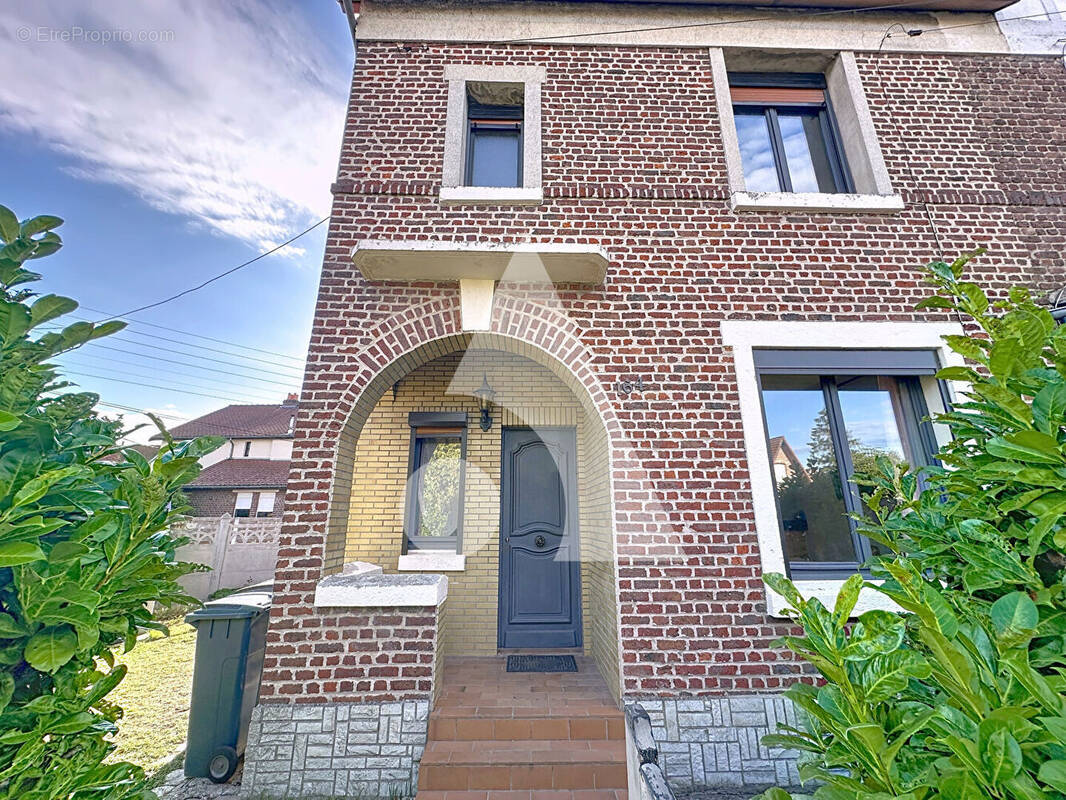 Maison à QUIEVRECHAIN