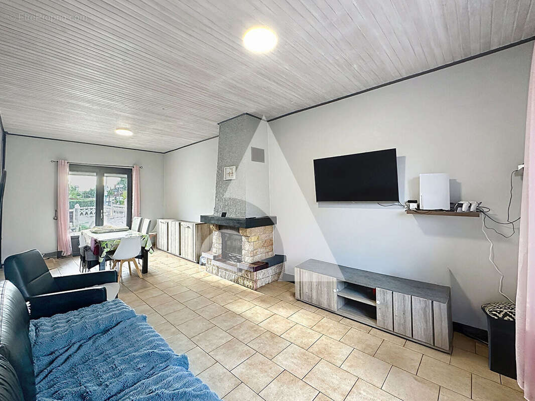 Maison à QUIEVRECHAIN