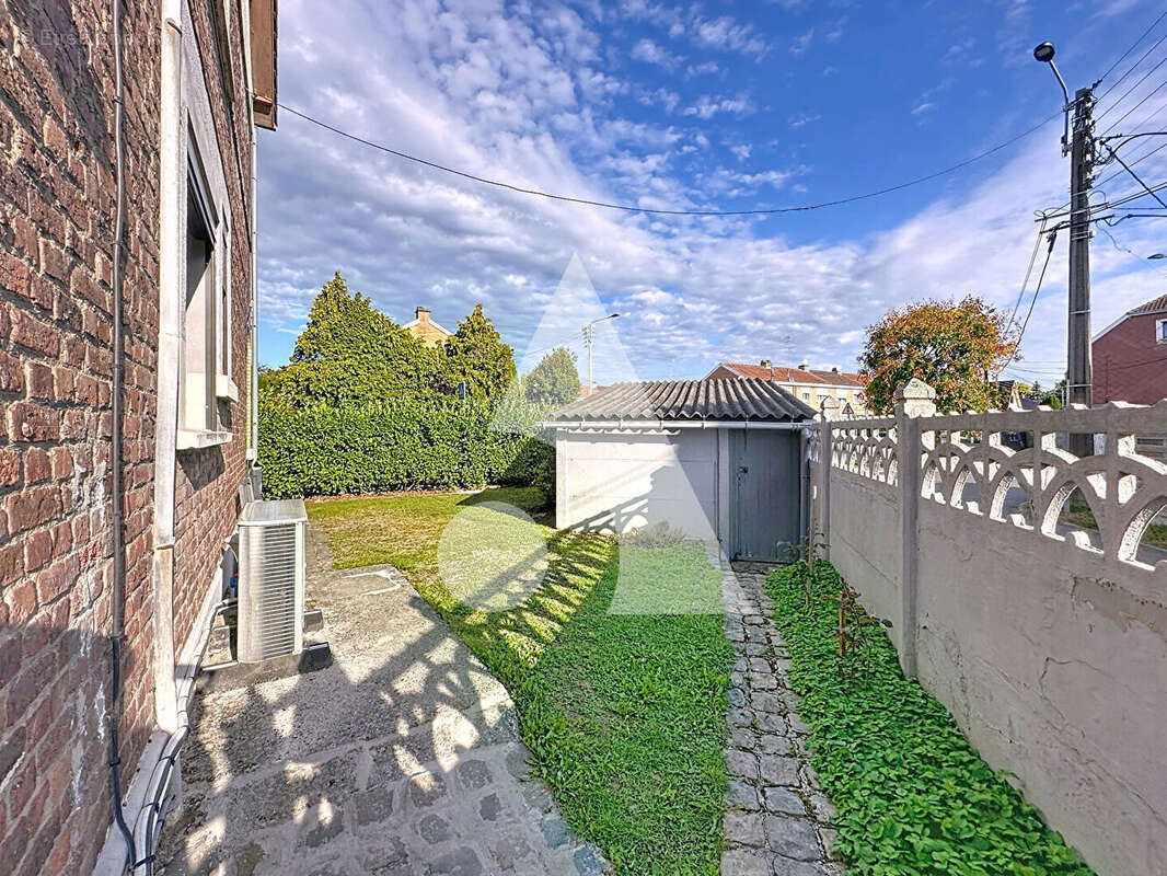 Maison à QUIEVRECHAIN