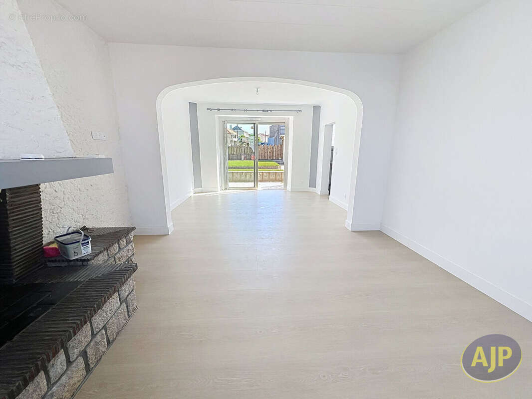 Maison à SAINT-MACAIRE-EN-MAUGES