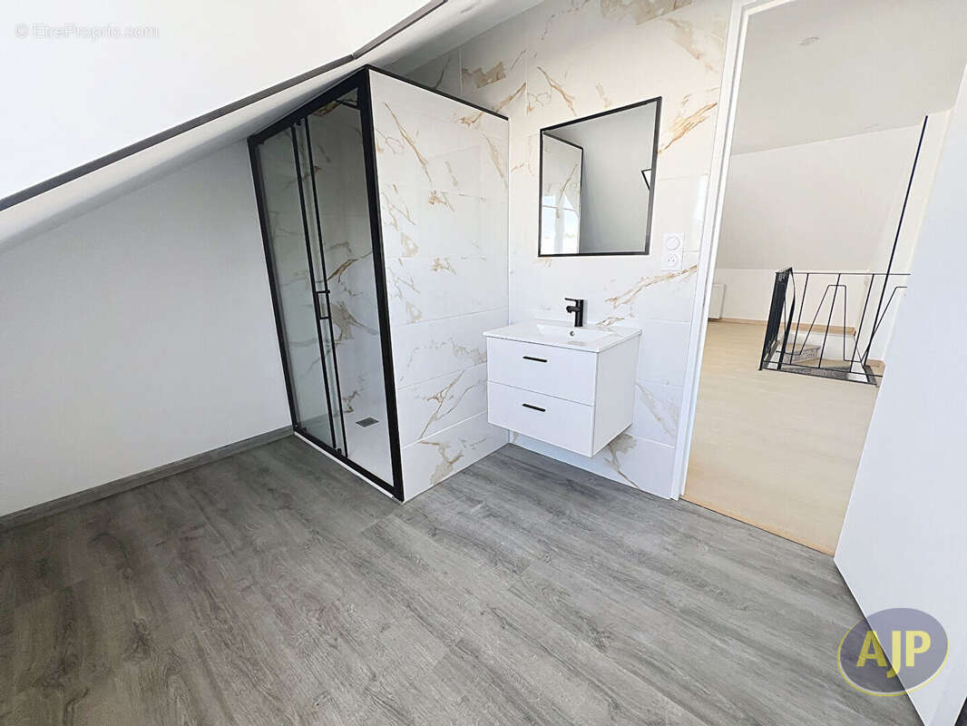 Maison à SAINT-MACAIRE-EN-MAUGES