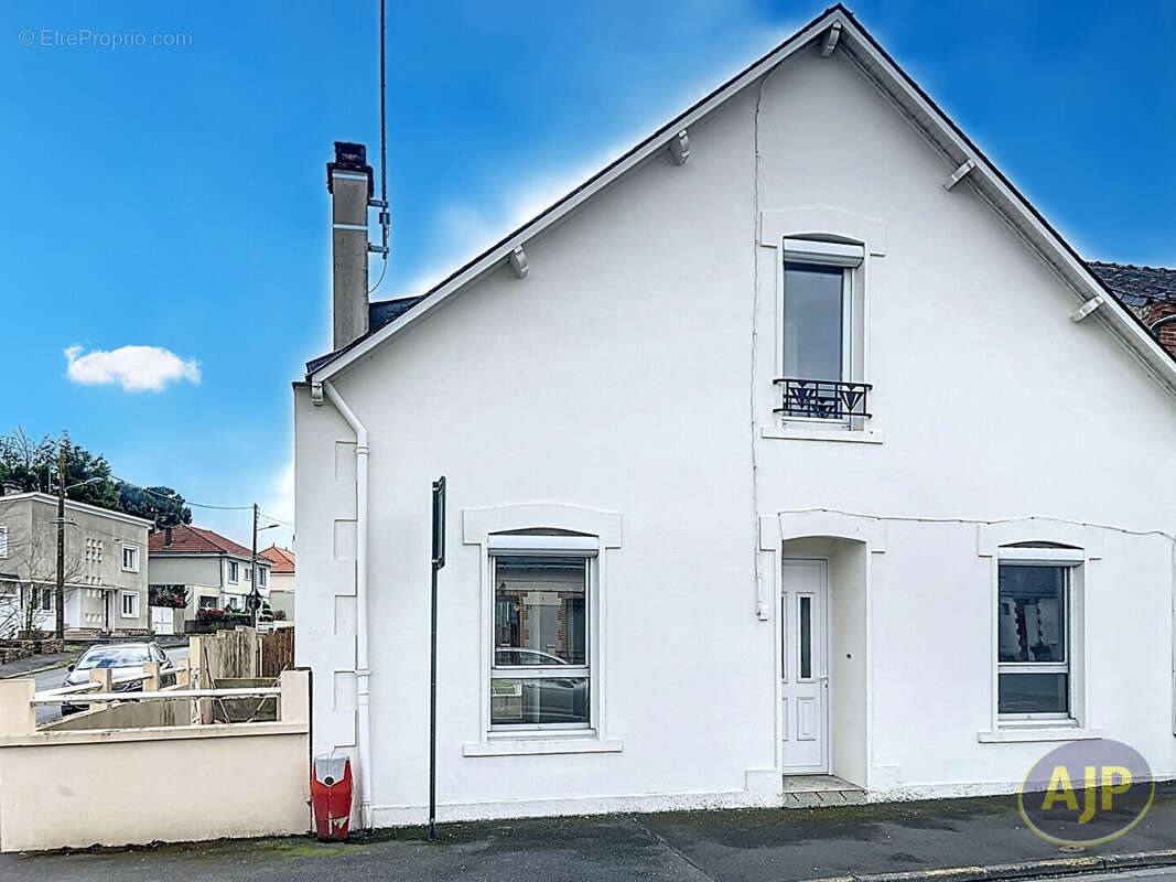 Maison à SAINT-MACAIRE-EN-MAUGES