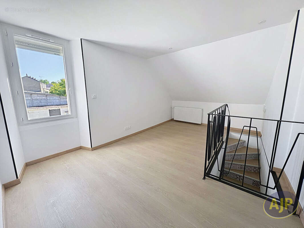 Maison à SAINT-MACAIRE-EN-MAUGES