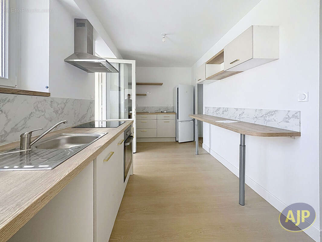 Maison à SAINT-MACAIRE-EN-MAUGES