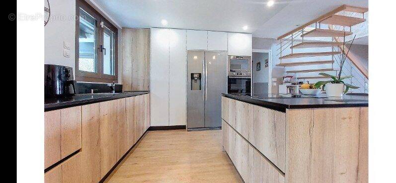 Cuisine aménagée et équipée - Maison à CHASSIEU