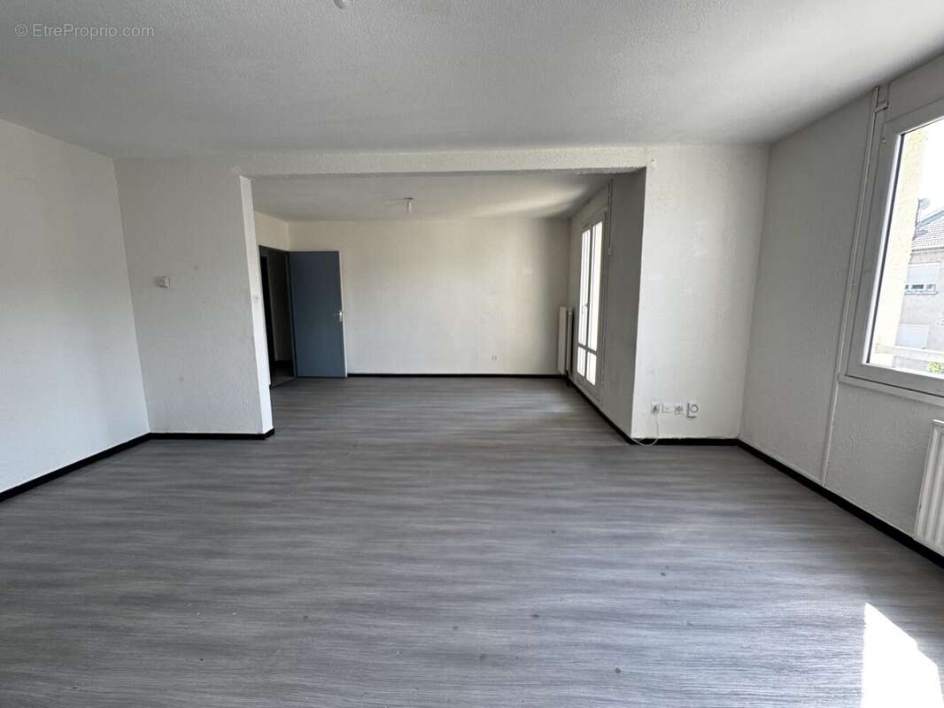 Appartement à LE CHAMBON-FEUGEROLLES
