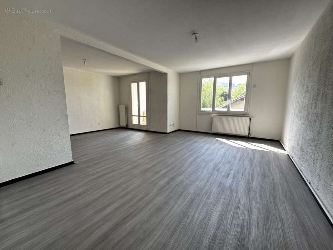 Appartement à LE CHAMBON-FEUGEROLLES