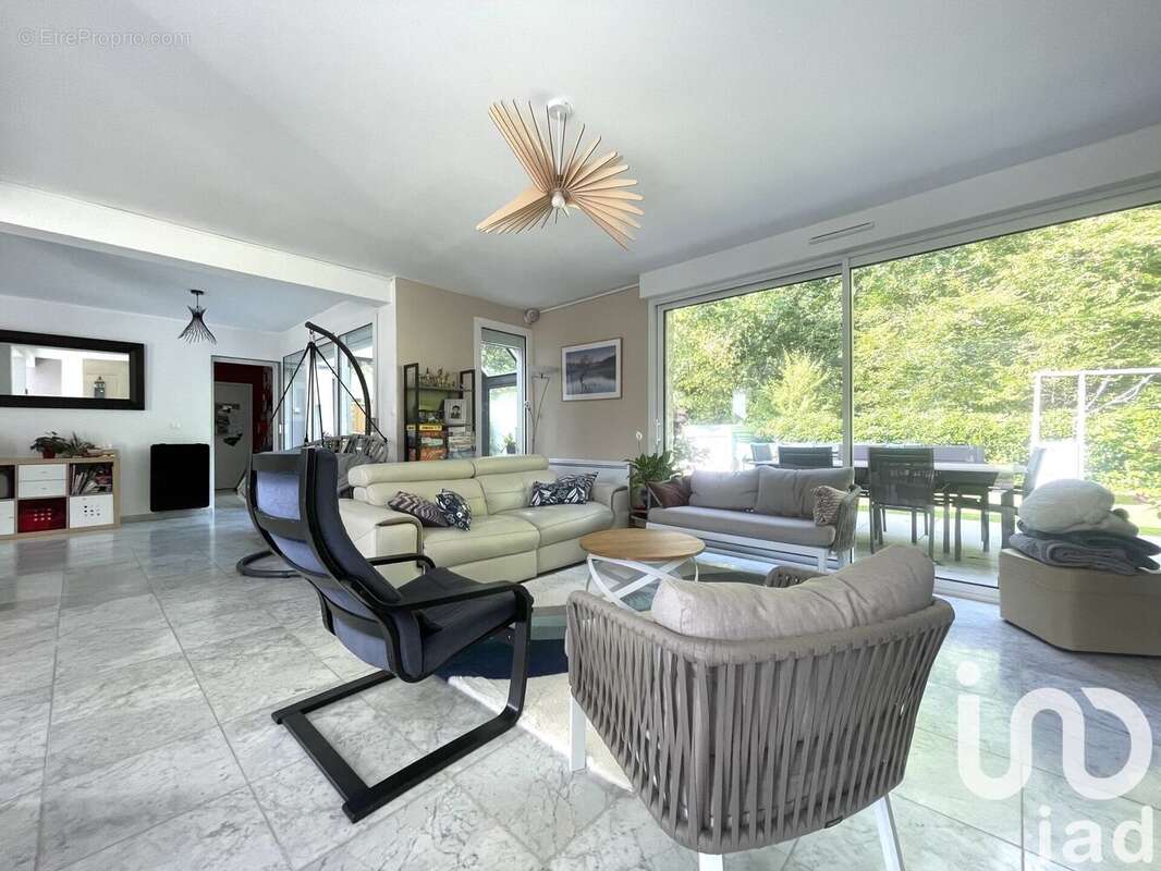 Photo 3 - Maison à LE MESNIL-SAINT-DENIS