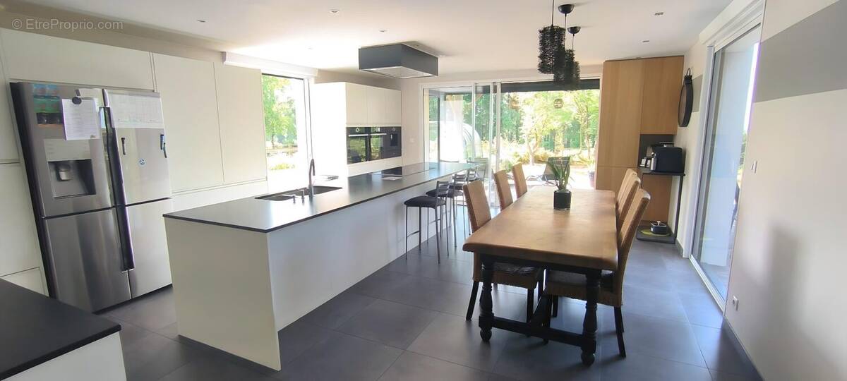 La cuisine ouverte avec accès à la terrasse - Maison à SAVENAY