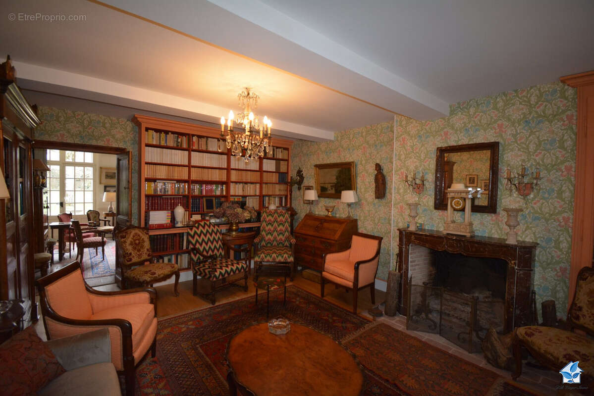 Bibliothèque - Maison à COSNE-D&#039;ALLIER