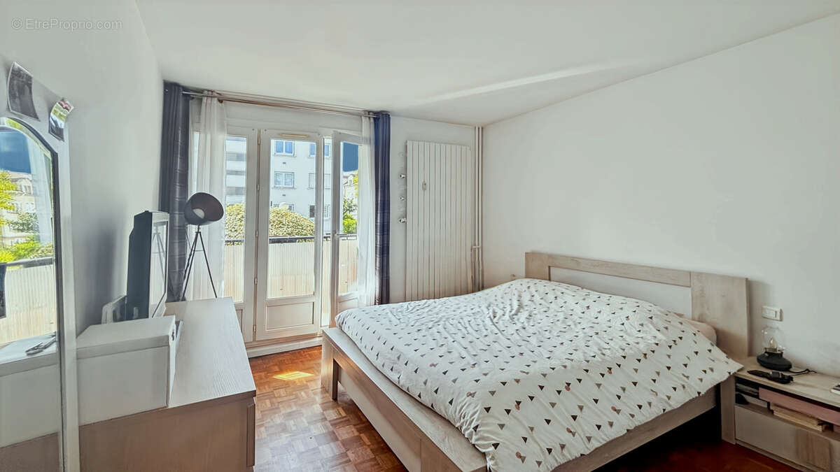 Appartement à NEAUPHLE-LE-CHATEAU