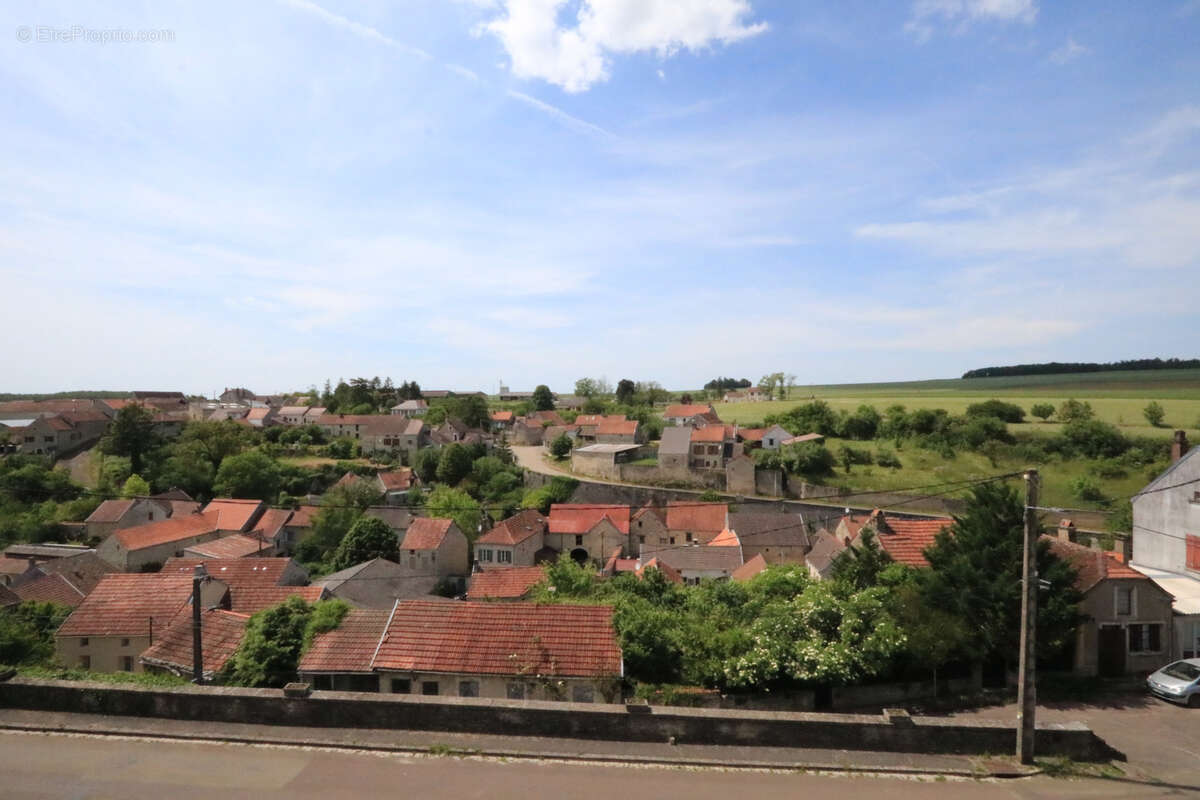 Maison à CRUZY-LE-CHATEL