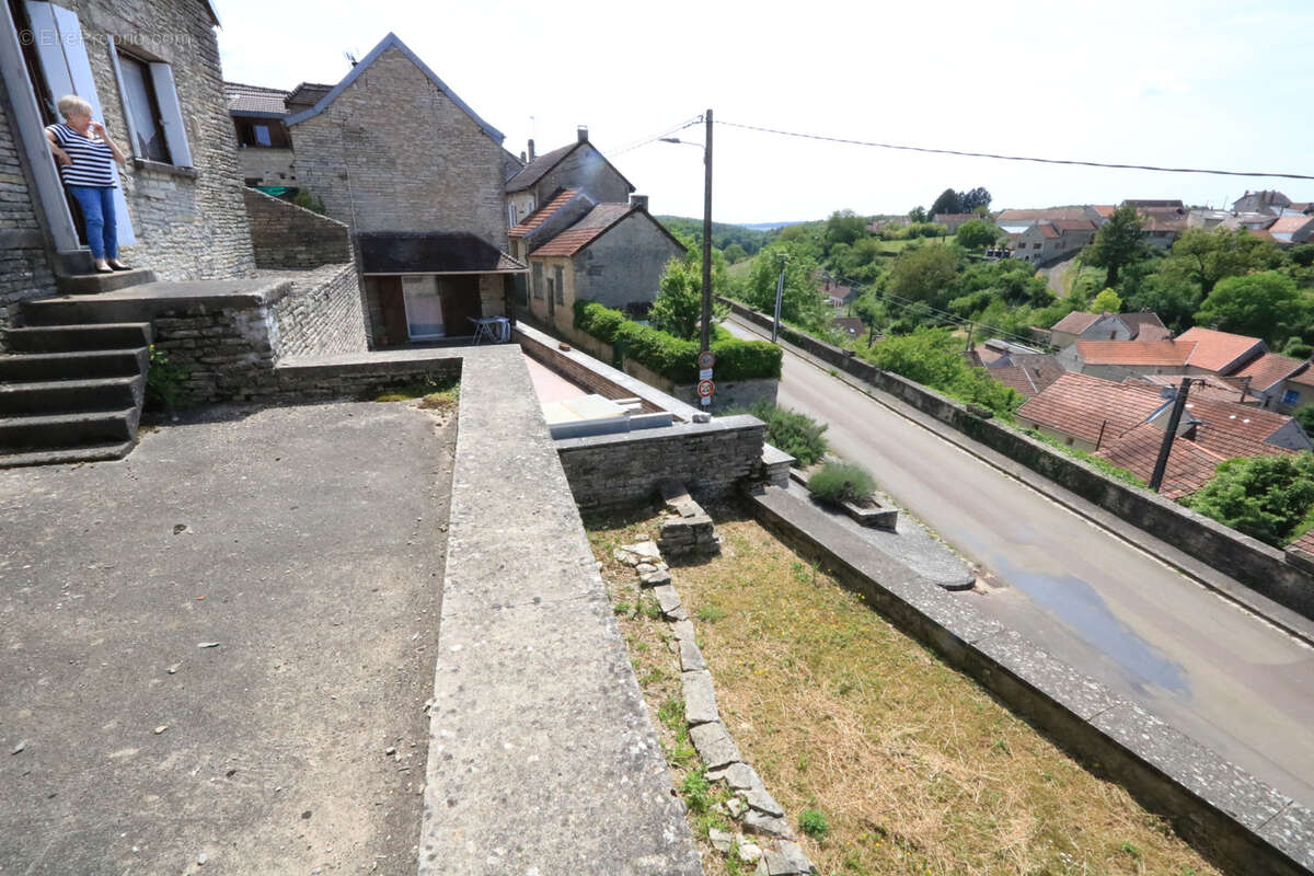 Maison à CRUZY-LE-CHATEL
