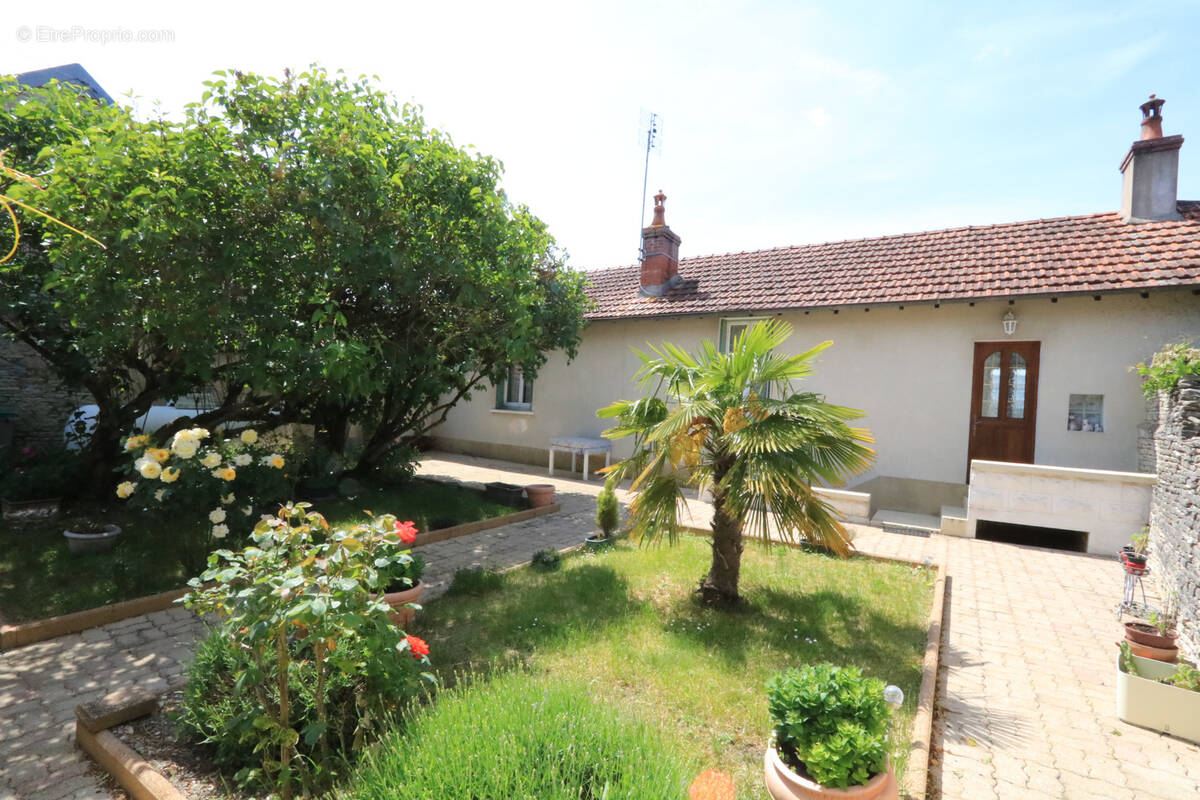 Maison à CRUZY-LE-CHATEL