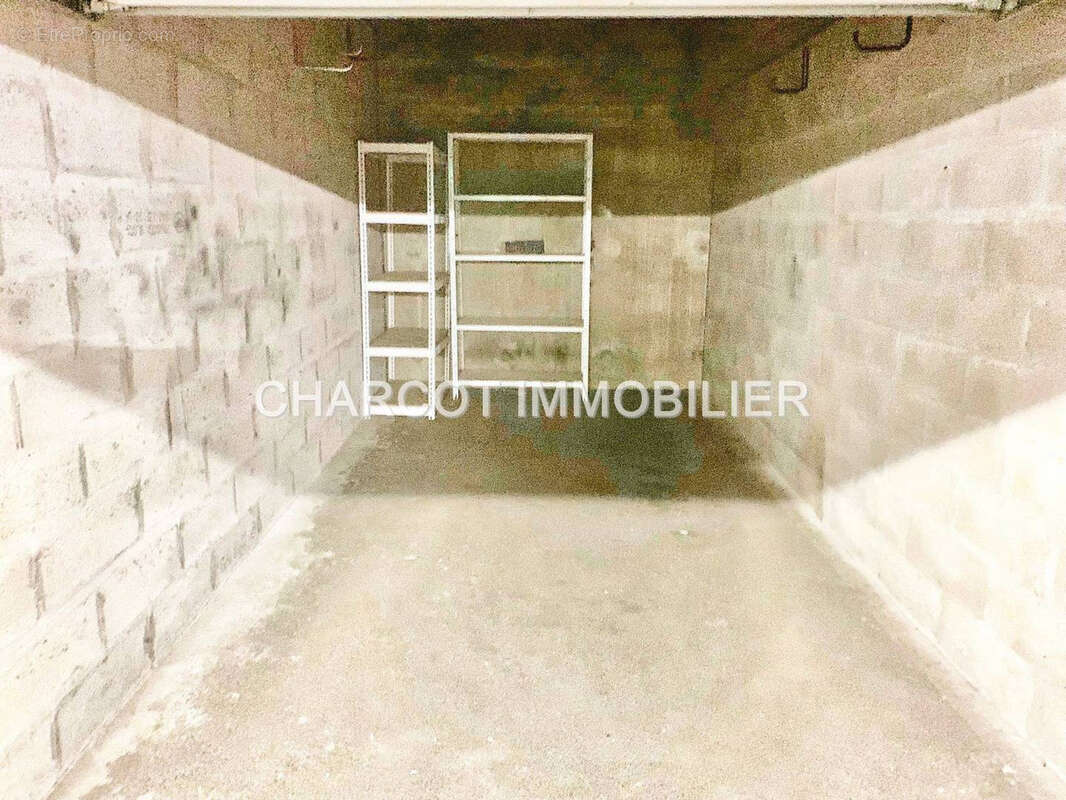 Parking à SAINTE-FOY-LES-LYON