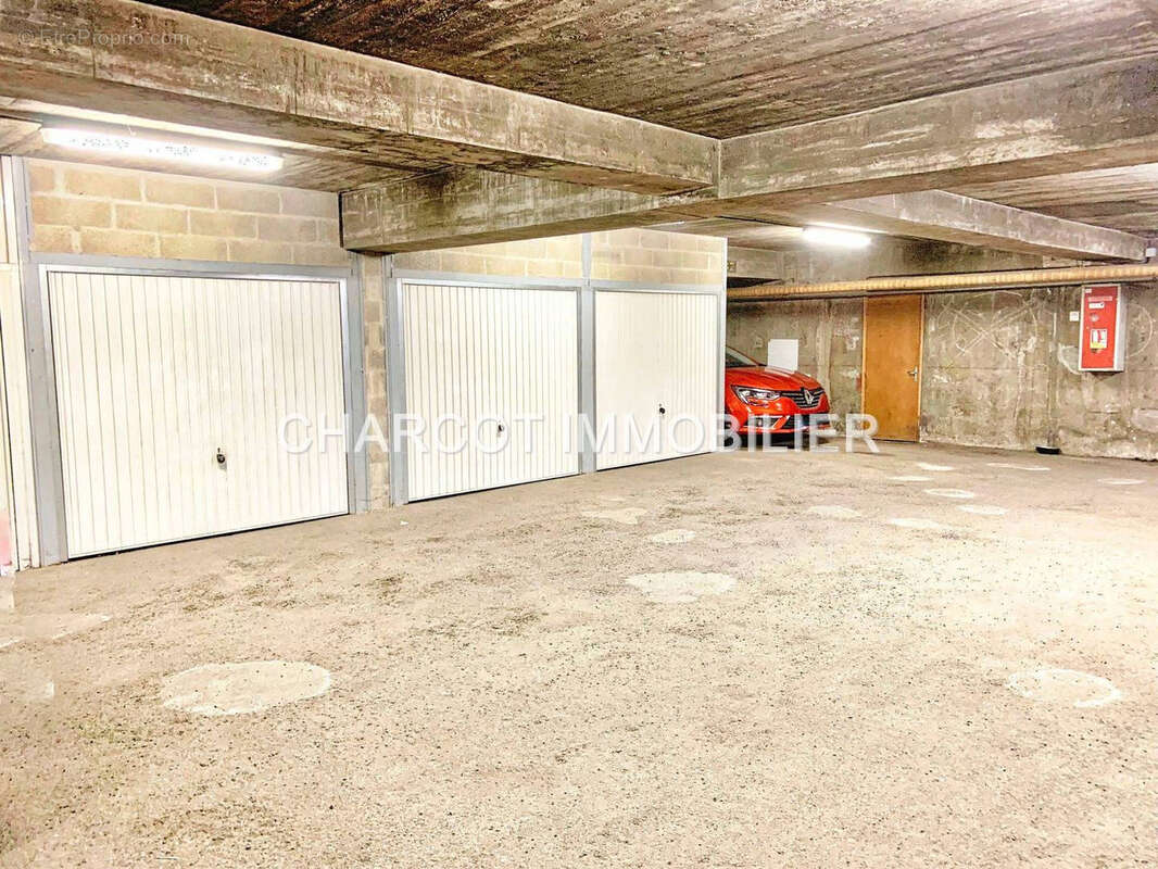 Parking à SAINTE-FOY-LES-LYON