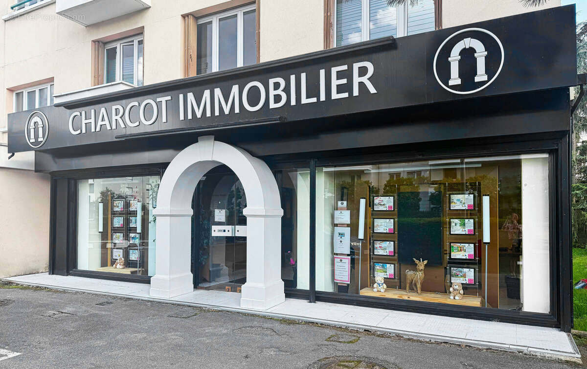 Parking à SAINTE-FOY-LES-LYON