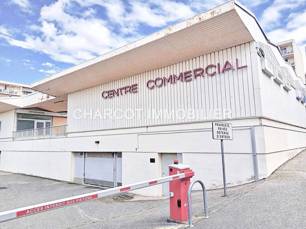 Parking à SAINTE-FOY-LES-LYON