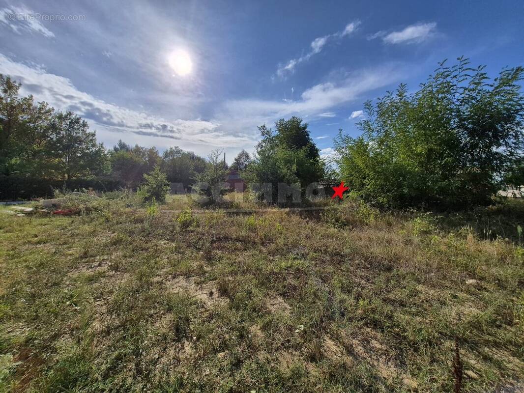 Terrain à SAINT-SULPICE