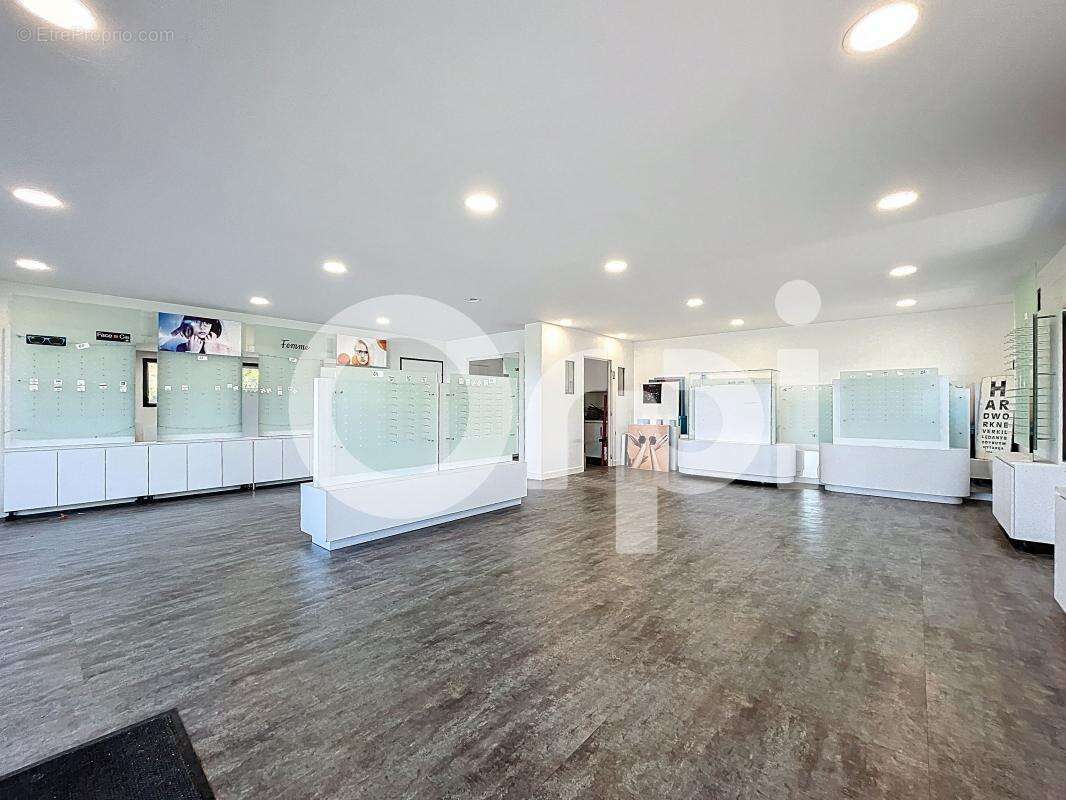 Commerce à NOTRE-DAME-DE-SANILHAC