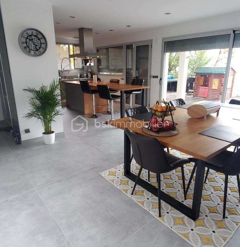 Maison à VEUREY-VOROIZE